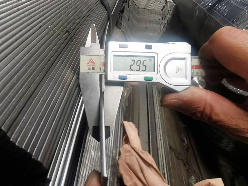 冷拉扁鋼與傳統(tǒng)的熱軋扁鋼相比其表面光潔度高尺寸精度更加精準且材料的力學性能得到了顯著的提升